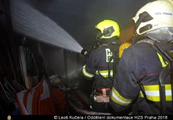 Na Libeňském ostrově v Praze 7 hořela stará klubovna, hasiči z objektu vynesli tlakové lahve