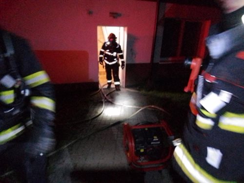 Noční požár zranil devět lidí, plameny zachvátily byt
