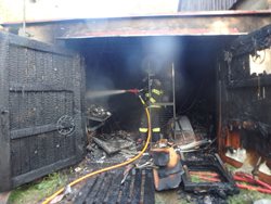 Požár garáže způsobil škodu asi 250 tisíc korun