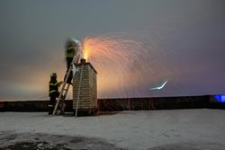 Hasiči varují před požáry komínů