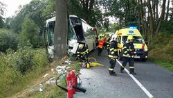 Pátek třináctého v Olomouckém kraji přinesl havárii linkového autobusu.