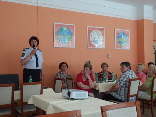 Hasiči z Litoměřic seznamovali seniory se zásadami chování při mimořádných událostech.Zajímavé besedy se i přes velké dusné počasí zúčastnily čtyři desítky seniorů. 
