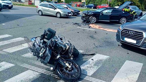 Střet motocyklu s osobním autem komplikoval dopravu. Jedna osoba skončila v péči záchranářů