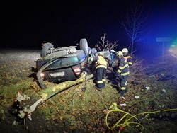 Při noční havárii osobního vozidla u Ovčár zahynul řidič