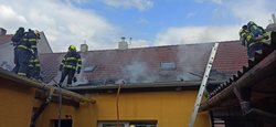 Požár zachvátil střechu domu v Mutěnicích
