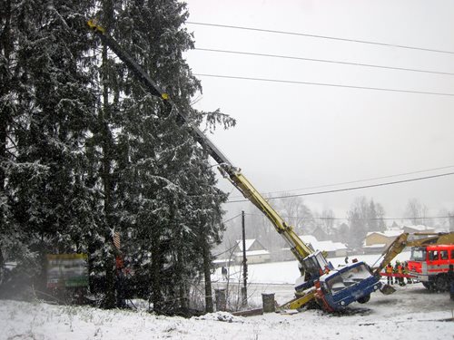 Jeřáb hrozil převrácením, vyprostit jej museli až přivolaní hasiči.