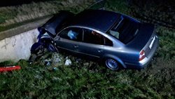 Tři osoby se zranily po nárazu auta do mostku u Litomyšle v Pardubickém kraji