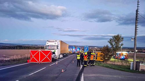 Dva nákladní vozy a osobní auto se střetly na křižovatce. Nehoda si vyžádala dva životy