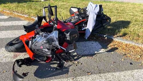Vážná nehoda motorkářky zastavila provoz na Pražském okruhu. Na místo letěl vrtulník