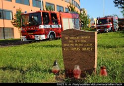 Pražští hasiči se shromáždili u pomníku k uctění památky kolegy, který zahynul ve službě