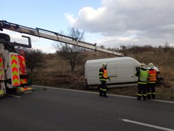 Bizon vyprošťoval z příkopu v Bravanticích dodávku