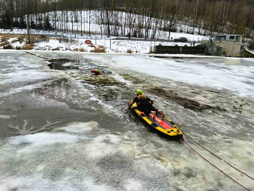Nebezpečný led ohrožuje osoby záchranáři varují před vstupem na zamrzlé hladiny