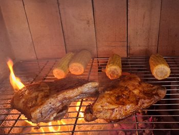 Hasičská žebírka na grilu s kukuřicí pro dokonalou letní hostinu