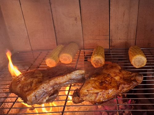 Hasičská žebírka na grilu s kukuřicí pro dokonalou letní hostinu