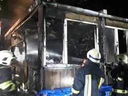 Požár stavební buňky za sebou zanechal škodu půl milionu korun