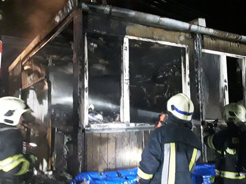 Požár stavební buňky za sebou zanechal škodu půl milionu korun