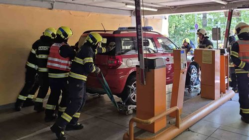 Požár elektromobilu v garážích? Hasiči si vyzkoušeli náročný scénář v ostrém cvičení