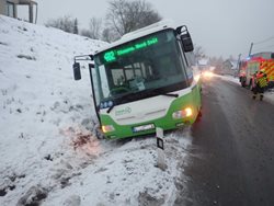 Moravskoslezští hasiči vyprostili autobus z příkopu a nákladní auto z potoka