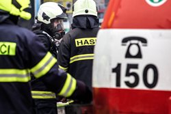 Při požáru v Praze 18 byly poškozeny stroje na míchaní barev
