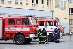 Profesionální a dobrovolní hasiči si převzali novou zásahovou techniku