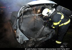 V Radotíně hořel vrak auta, někdo ho zapálil úmyslně