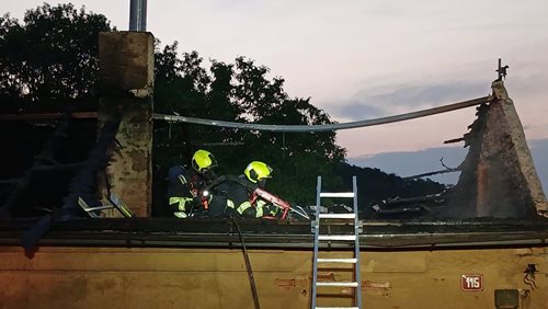Střecha byla celá v plamenech. Požár způsobil škodu 1,4 milionu korun