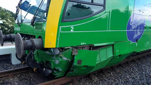 Srážka vlaku a osobního auta zastavila provoz na trati. Hasiči evakuovali cestující