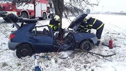 Na Třebíčsku havarovala řidička, hasiči ji museli z vozu vyprostit za použití hydrauliky