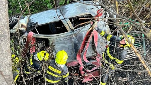 Auto po pádu z nadjezdu zachvátily plameny, řidič nepřežil