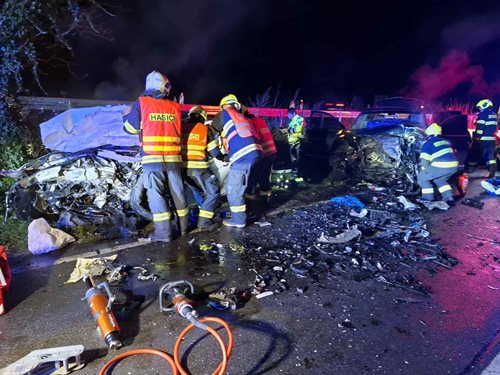 Čelní střet osobních aut zablokoval silnici. Osm zraněných, hasiči vyprošťovali uvězněné