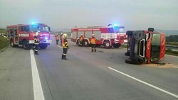 Tragická dopravní nehoda na dálnici D1 při které se střetlo osobní vozidlo, kamion a dodávka. 