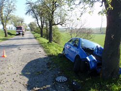 Nedaleko obce Střílky narazila Fabia čelně do stromu.