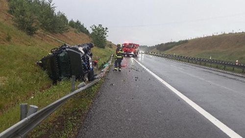 Řidič Volva pravděpodobně nezvládl mokrou vozovku. Nehoda uzavřela část dálnice D3