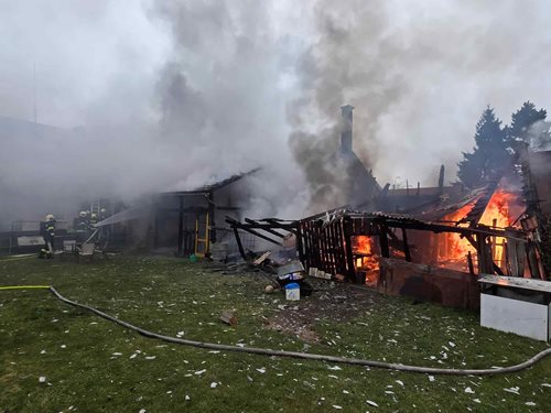 Plameny pohltily rozsáhlou kůlnu