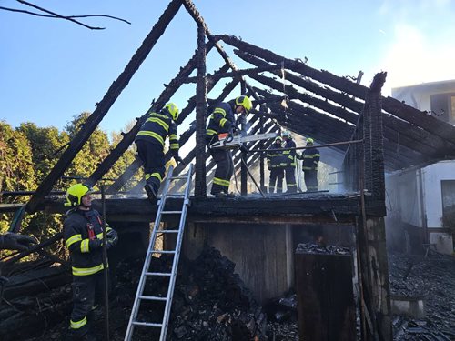 Požár rodinného domu způsobil milionové škody: hasiči zabránili větší katastrofě