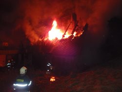 Požár chalupy v Javorníku způsobil škodu asi milion korun Hasičům se podařilo zachránit vedle stojící rodinný dům. Během události nedošlo ke zranění. 