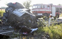 Osobní auto narazilo u Hazlova do stromu, řidič nepřežil