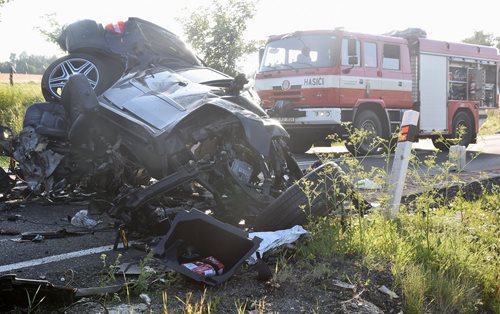 Osobní auto narazilo u Hazlova do stromu, řidič nepřežil