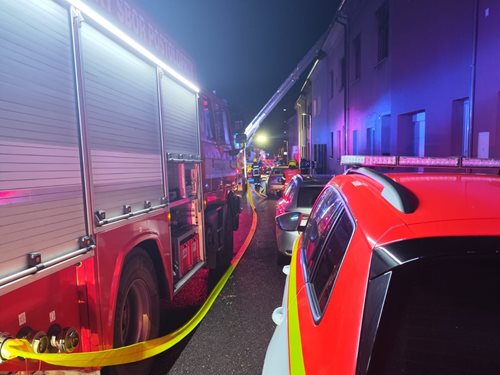 Požár pokoje způsobil vysoké škody a nasazení sedmi jednotek