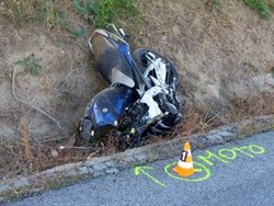 Motorkář po střetu se dvěma osobními auty  zemřel