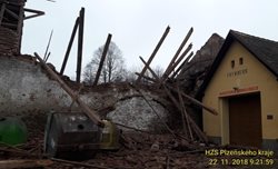 Zřícení části krovu stodoly na požární zbrojnici ve Frymburku