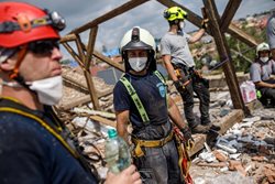 Hasiči odstraňují následky po ničivém tornádu v Mikulčicích