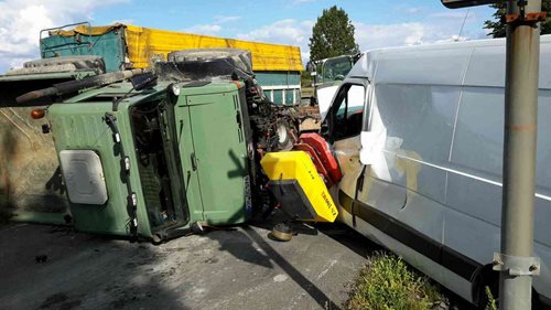 Dvě nehody nákladních aut řešili během pondělí hasiči v Karlovarském kraji. 