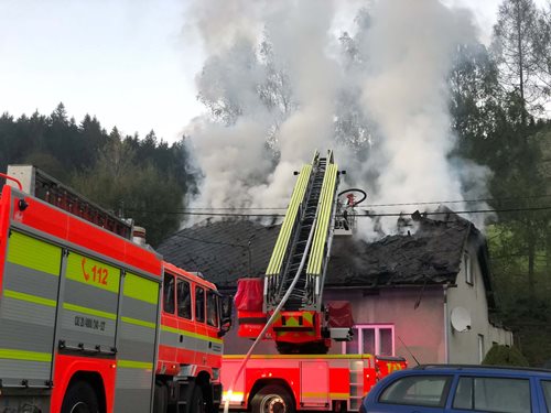 Střecha v plamenech: Hasiči zabránili zkáze rodinného domu