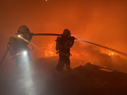 Požár odpadu v Kralupech nad Vltavou zaměstnal hasiče na půl dne