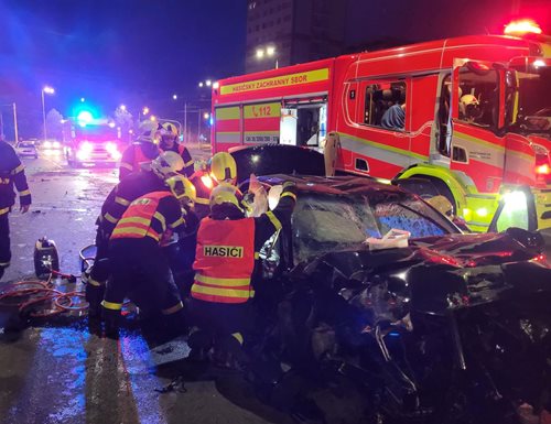 Hasiči v Ostravě vyprošťovali jednu osobu po noční dopravní nehodě