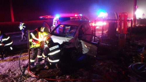Hasiči vyprošťovali jednu osobu po střetu osobního auta s dodávkou s pečivem