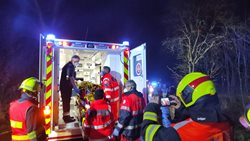 Při nehodě jednoho auta se vážně zranily čtyři osoby