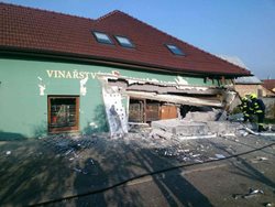 Exploze zničila objekt vinařství v Perné