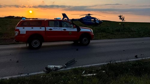 Dvě auta se střetla u Vinařic. Hasiči jednu osobu vyprostili pomocí páteřní desky